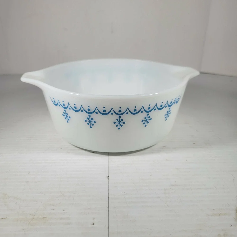 Pyrex 472 Casserole Dish 1.5 Pt White Blue Lace Snowflake Garland NO LID
